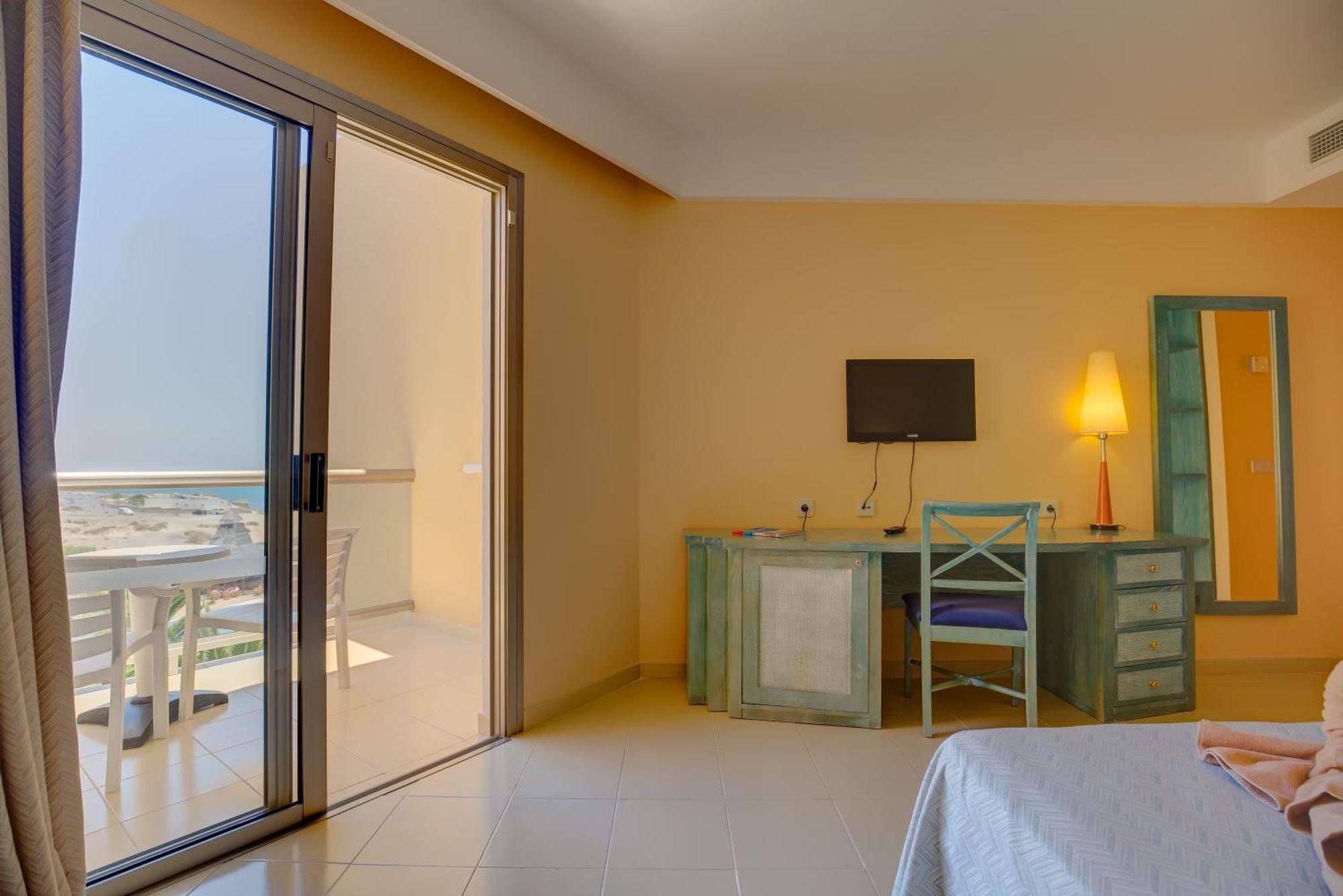 Habitación Doble con vistas laterales al mar (2 adultos + 1 niño)